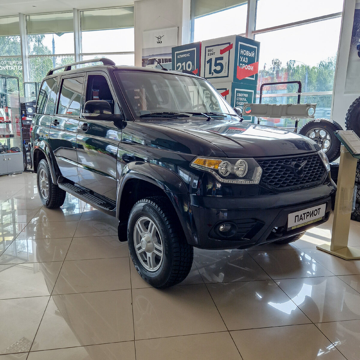 Не знаю, то ли хром тоже попал в список санкций, то ли завод просто решил сэкономить, но, как видите, на решётке радиатора и эмблеме его больше нет.