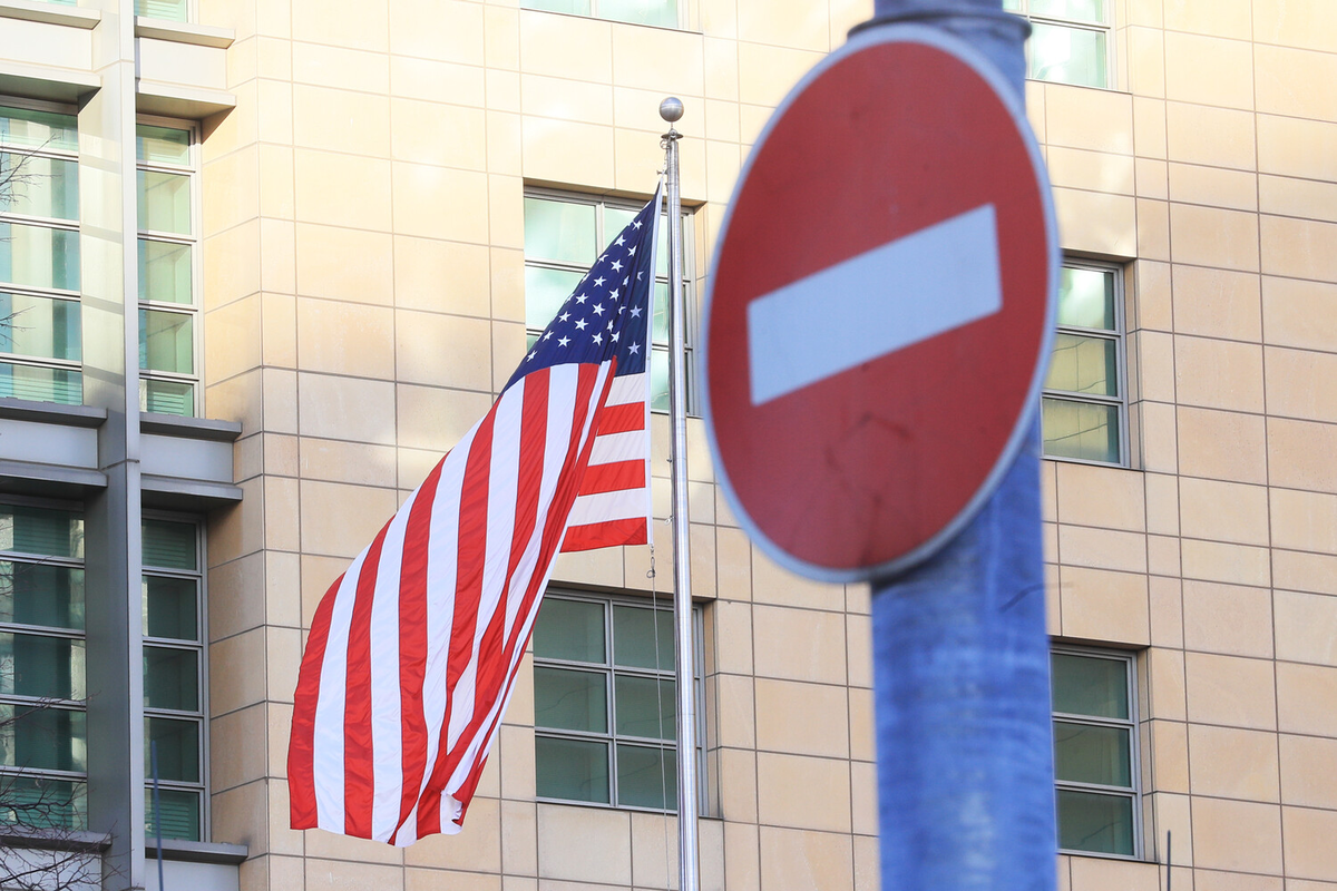 Флаг у здания посольства США в Москве / Фото: Антон Денисов/РИА Новости