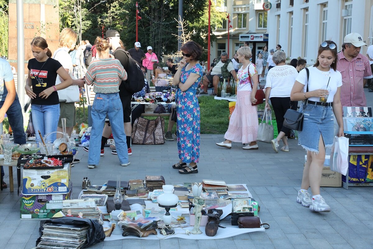    Некоторые несут любимые мелочи на блошиный рынок Анастасия Прибутковская