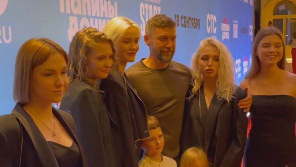    Солист нижегородской группы Uma2rman Владимир Кристовский пришел на премьеру «Новых папиных дочек» (16+) вместе со своими детьми. Видео опубликовано на его странице в соцсети.