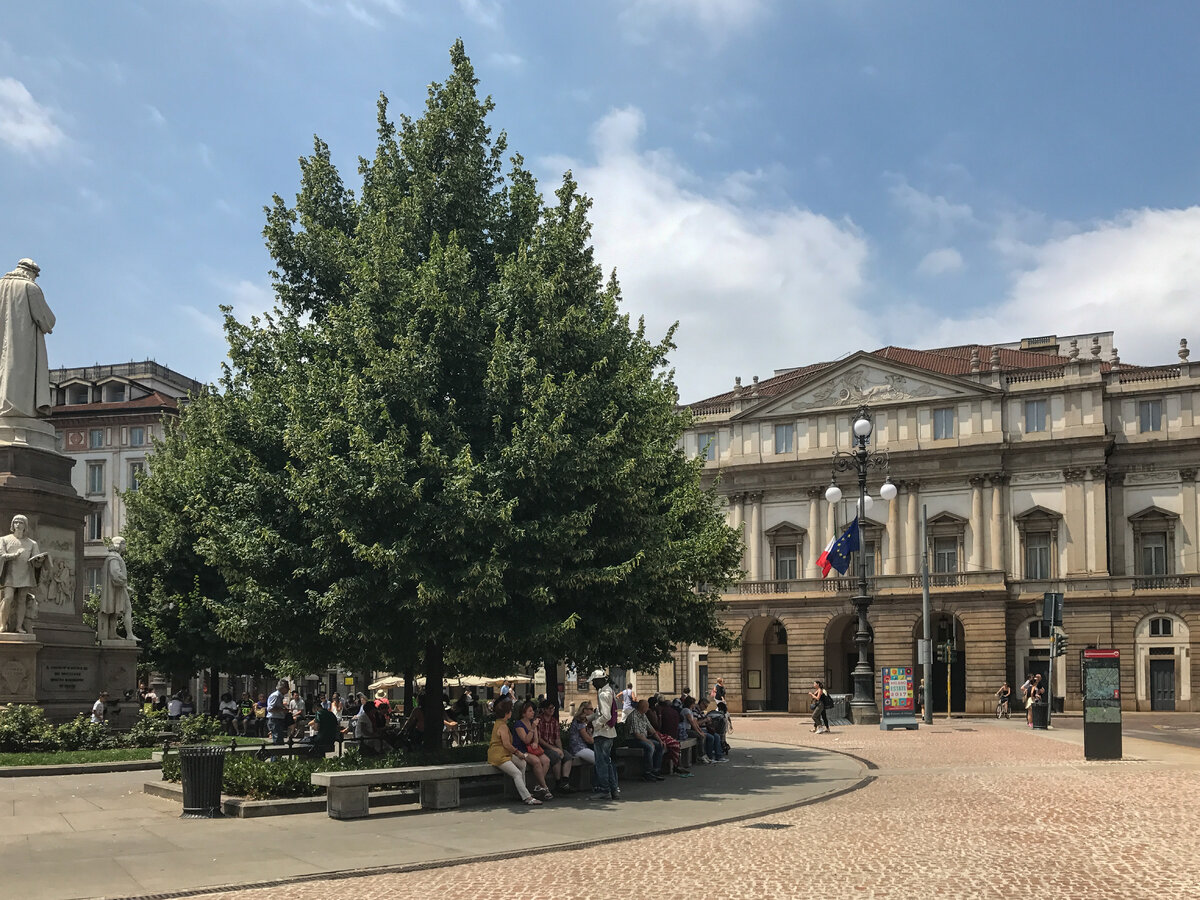 На фото фасад театра Ла Скала. Слева часть статуи Леонардо да Винчи.