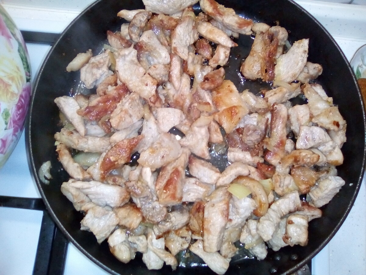 Сиг жареный. Курица кусочками на сковороде с луком. Филе сига жареное.