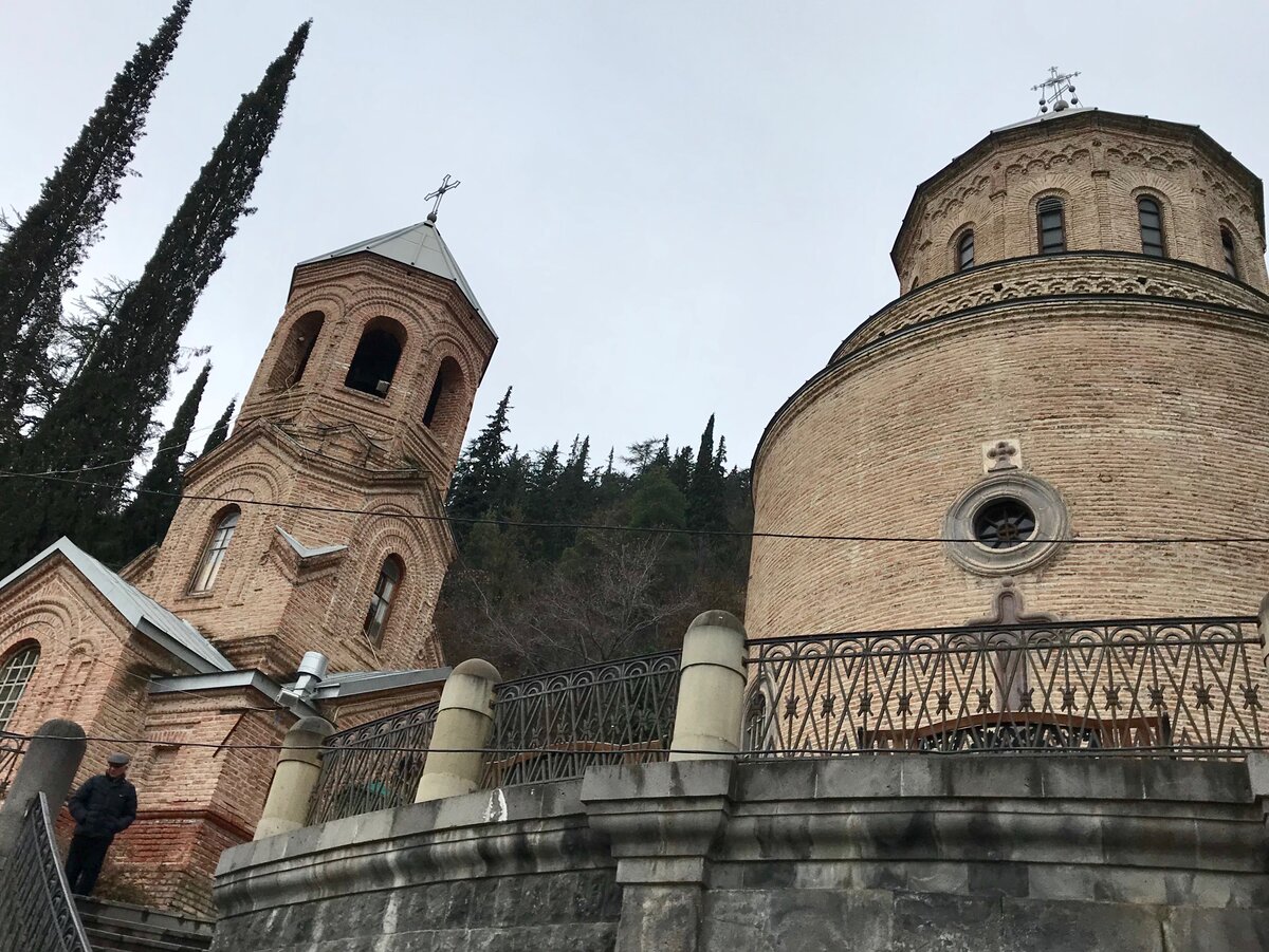 Церковь в тбилиси на горе