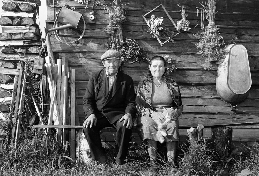 Пожилые люди в деревне