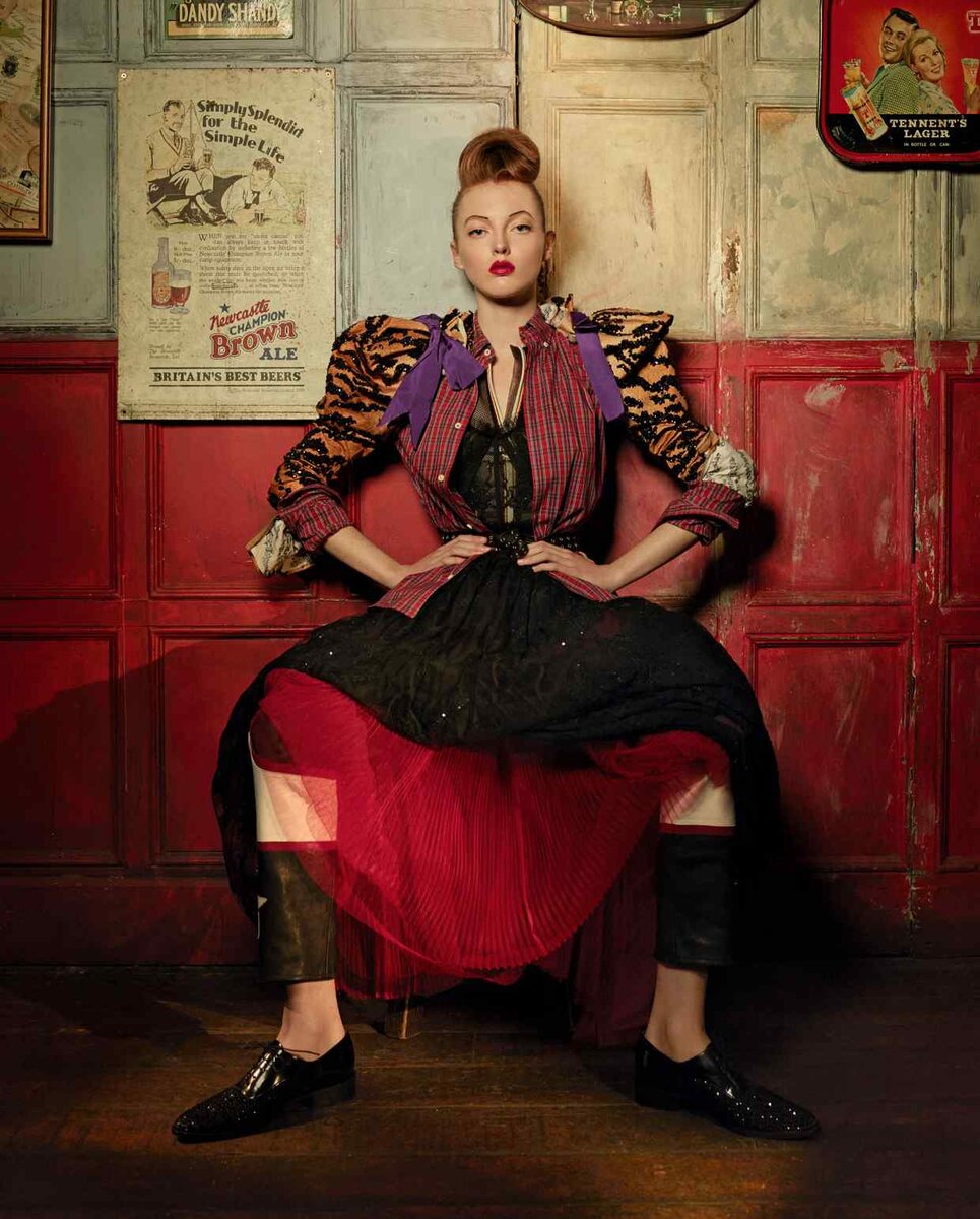 Тигровый принт, укладка с отсылкой на винтаж, как и принт рубашки. Многослойность, мужские лаковый туфли Бесконечно атмосферное фото. Photography and styling by Damian Foxe