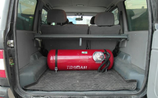 Монтаж ГБО на УАЗ 469 считается самым простым. Процедуру можно выполнить самостоятельно, приобретя подходящий по стоимости комплект второго поколения. Кстати, тороидальный баллон размещать негде, поэтому используется обычный. Сложного оборудования здесь нет, и настройка выполняется просто.