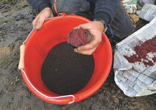 В состав простой домашней прикормки для ловли плотвы в мае входят панировочные сухари, отруби, овсянка и животная добавка.