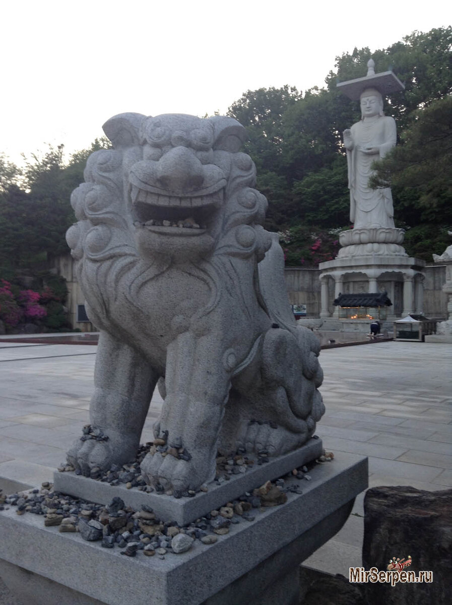 А можно построить пирамиду под защитой каменного льва