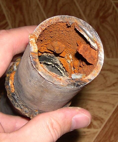 Вид после разреза трубы. Внутри жуть!!!! 25 лет безупречной службы не прошли даром. Есть над чем задуматься. Менять или не менять трубы, вот в чём вопрос? 