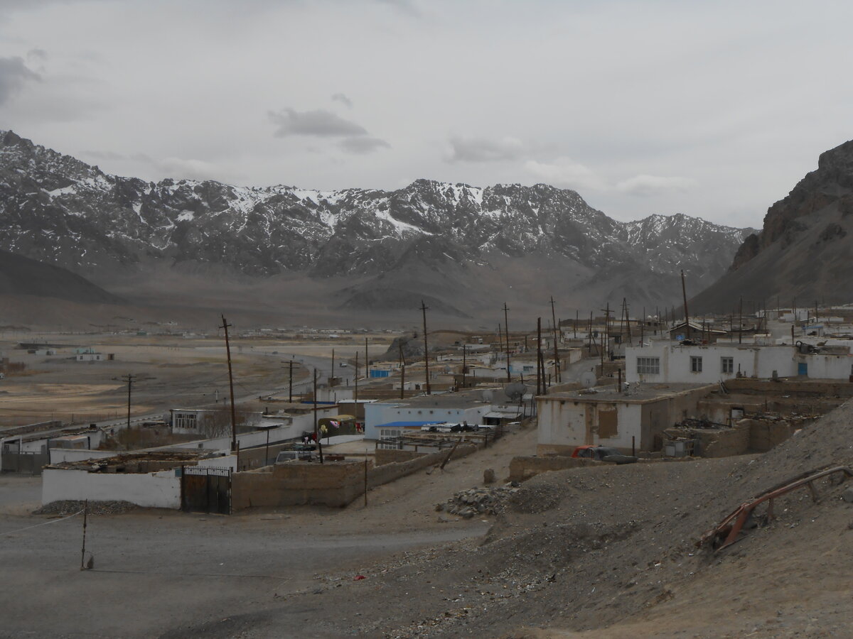 в посёлке Мургаб проживает более 6000 человек