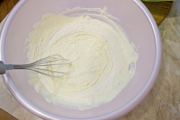 Добавляем размягчённое масло к сметане