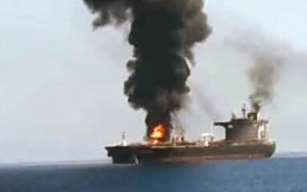 Фотография загоревшегося танкера (фото взято в сети интернет)