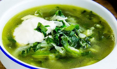 Сегодня хоть и дождь с утра, но немного на огороде поработала. Проредила свеклу и морковь. Выдернула шпинат, а то он уже в цвет пошел. Шпинат буду замораживать на зиму. А остальные вершки пойдут на зеленые щи.  