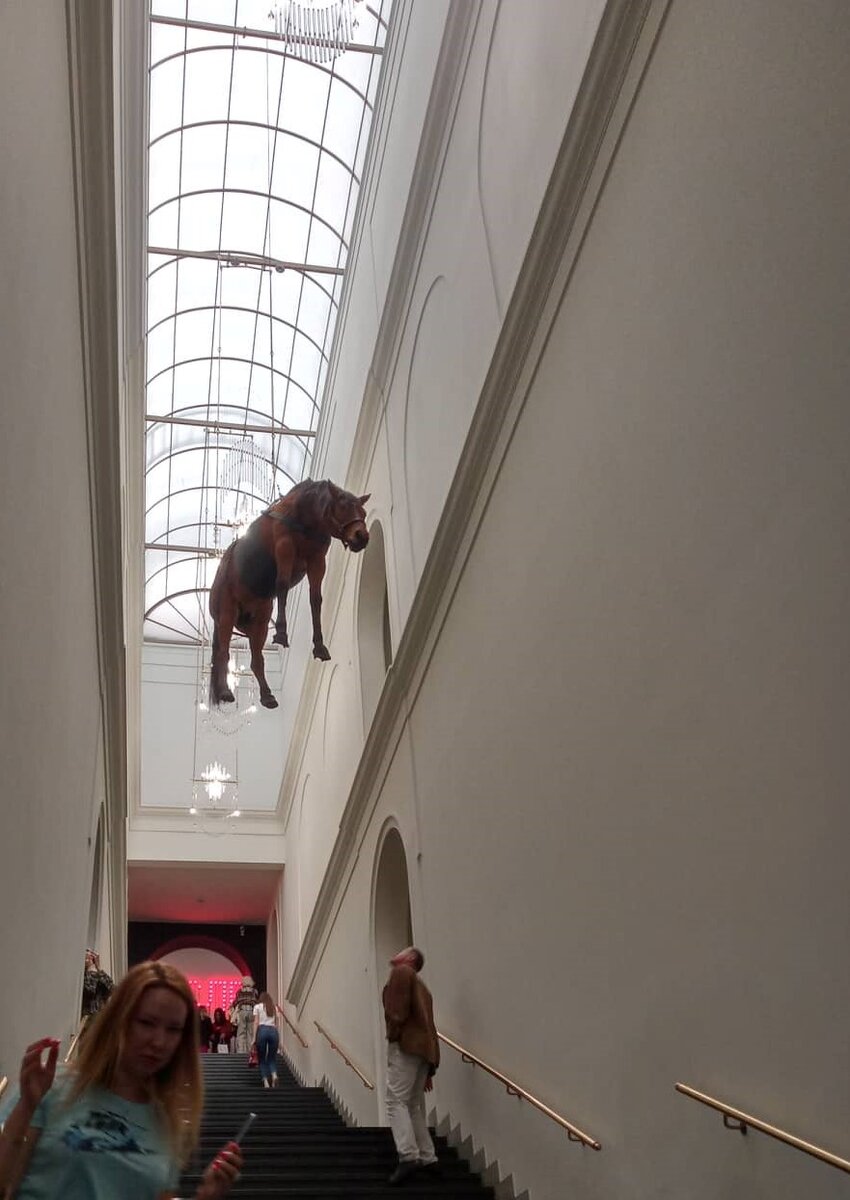 Маурицио Каттелана «Баллада о Троцком»