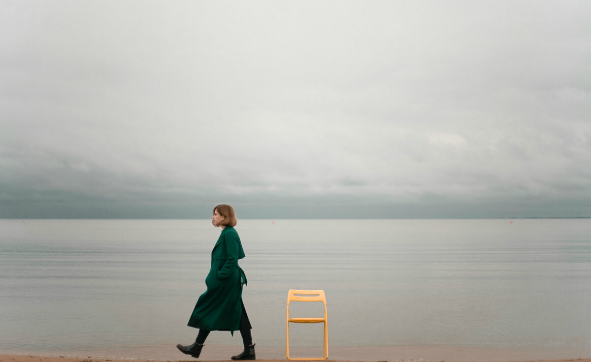 одиночество, стул, море, концептуальное фото