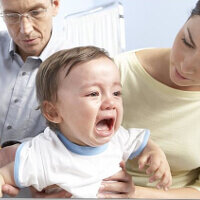 Каждый из нас бывал в детской поликлинике ребенком. Многие и во взрослом возрасте. Обратите внимание, как сидят дети перед кабинетом, где берут на анализ кровь. Многие сидят настороженно, в ожидании. Потому как уже слышали доносящийся из кабинета плач таких же малышей. Что же там с ними делают? Что делают – непонятно, но раз там плачут, значит, больно. А если еще и мама при этом нервничает, то становится совсем страшно.