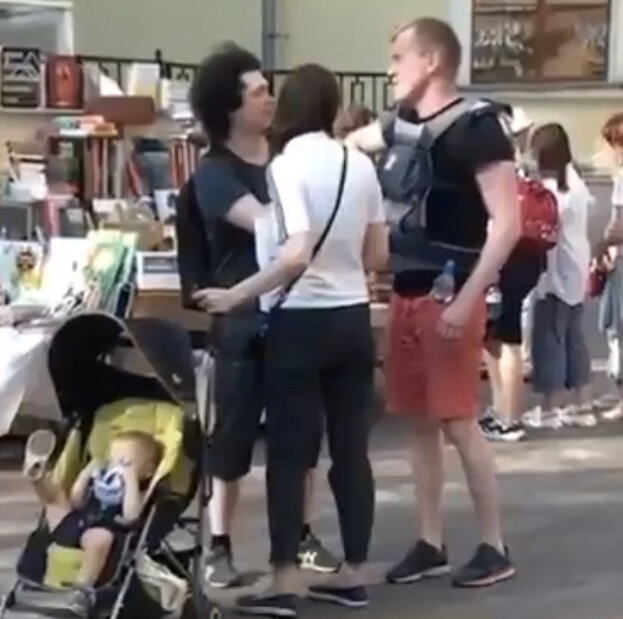 Сергей Фомин? берет чужого ребенка чтобы скрыться от полиции.