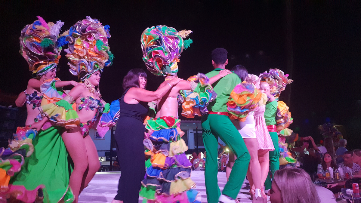 Кабаре. Интерактив с туристами (Куба, г. Ольгин - август, 2019 г.)