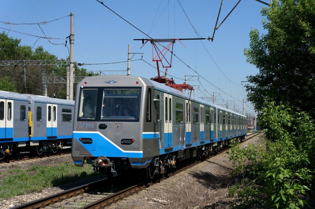 Метропоезд "Ока" построенный для Московского Метрополитена, с пантографом на крыше, во время испытаний. 