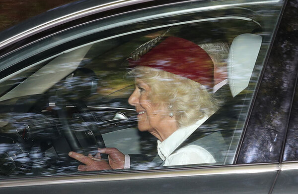 Королевская семья Великобритании прибыла на службу в церковь Крэти Кирк (фото)