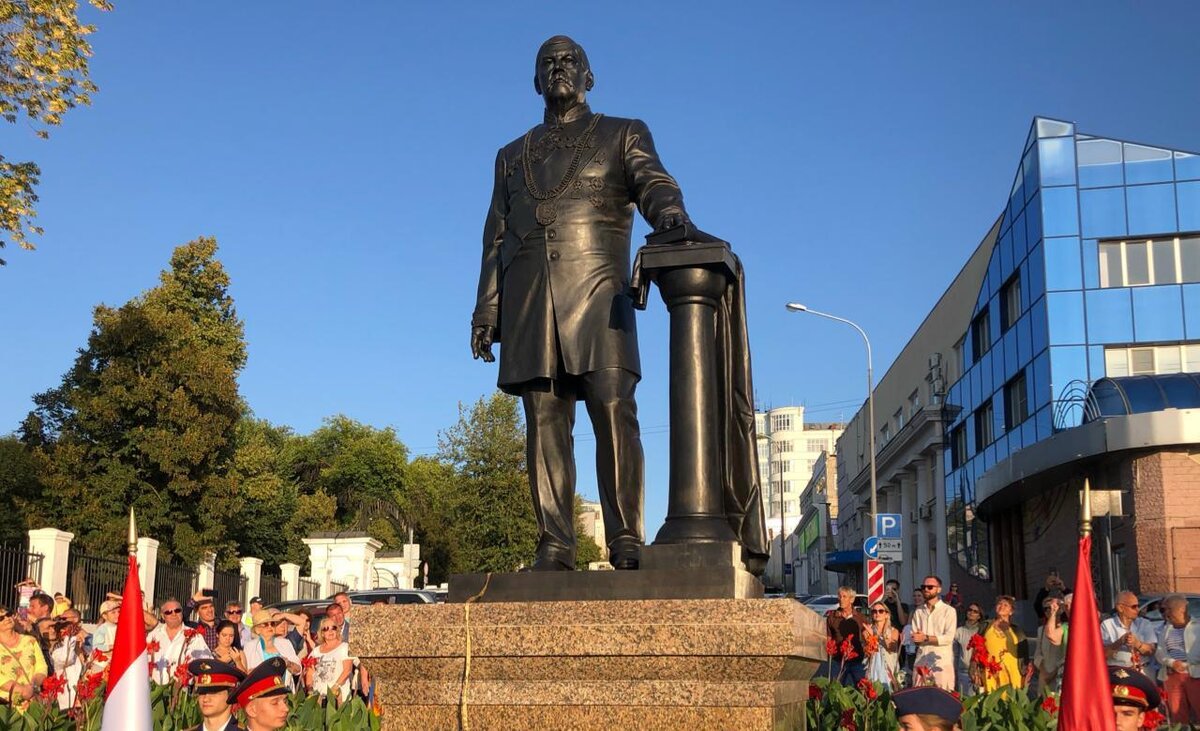 Памятники на набережной самары
