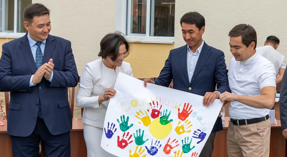 Бизнесмены также построили новый современный стадион. 
Подробнее: https://inbusiness.kz/ru/news/v-arysi-polnostyu-vosstanovlena-shkola-imeni-geroya-vov-ivana-zhurby
Любое использование материалов допускается только при наличии гиперссылки на inbusiness.kz