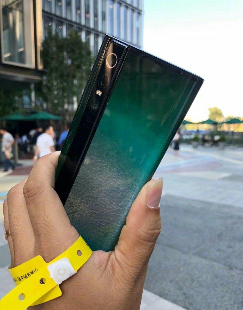 источник: https://mobiltelefon.ru/photo/september19/24/zhivye_foto_i_video_futuristichnogo_konceptofona_xiaomi_mi_mix_alpha_2.jpg