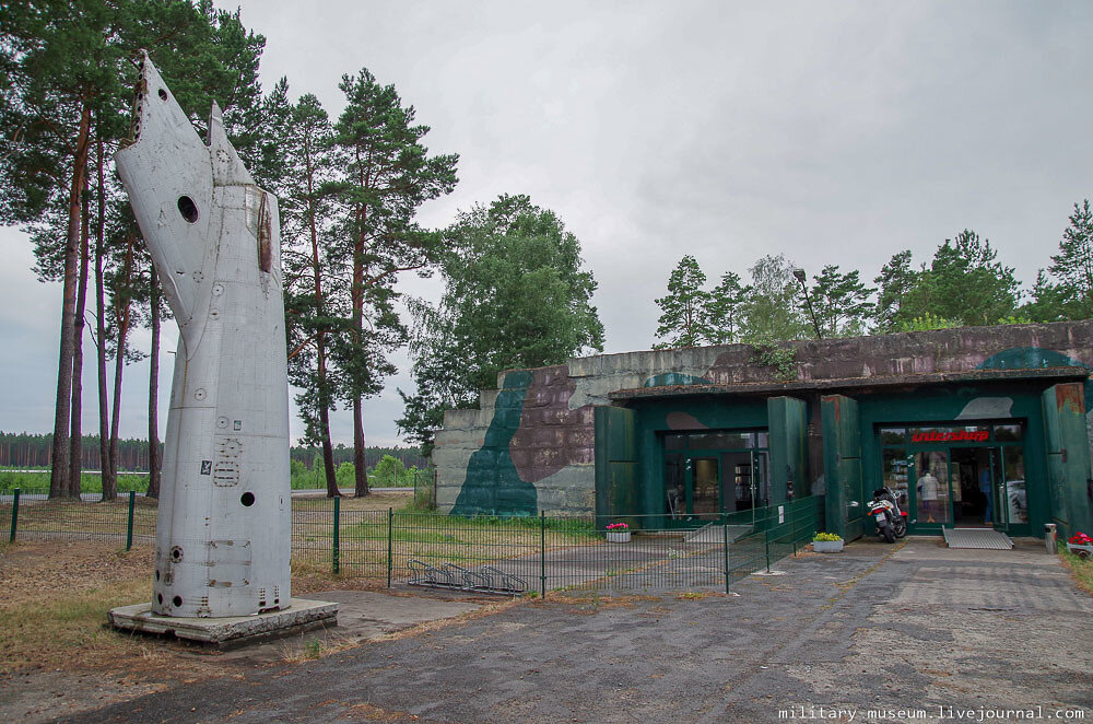 1. Вход в авиамузей символичен