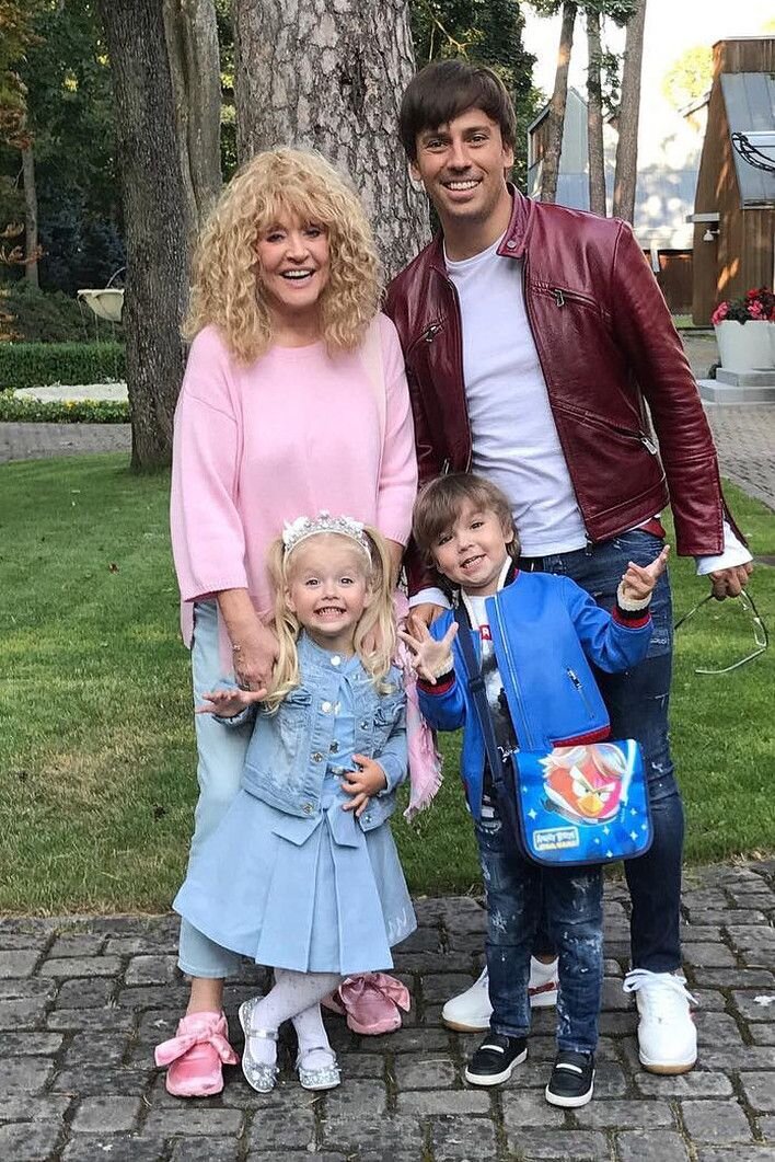 Алла Пугачева, Максим Галкин, Лиза и Гарри / Фото:  vokrug.tv  