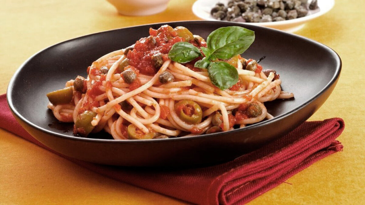 Макароны со шпинатом, помидорами и сыром