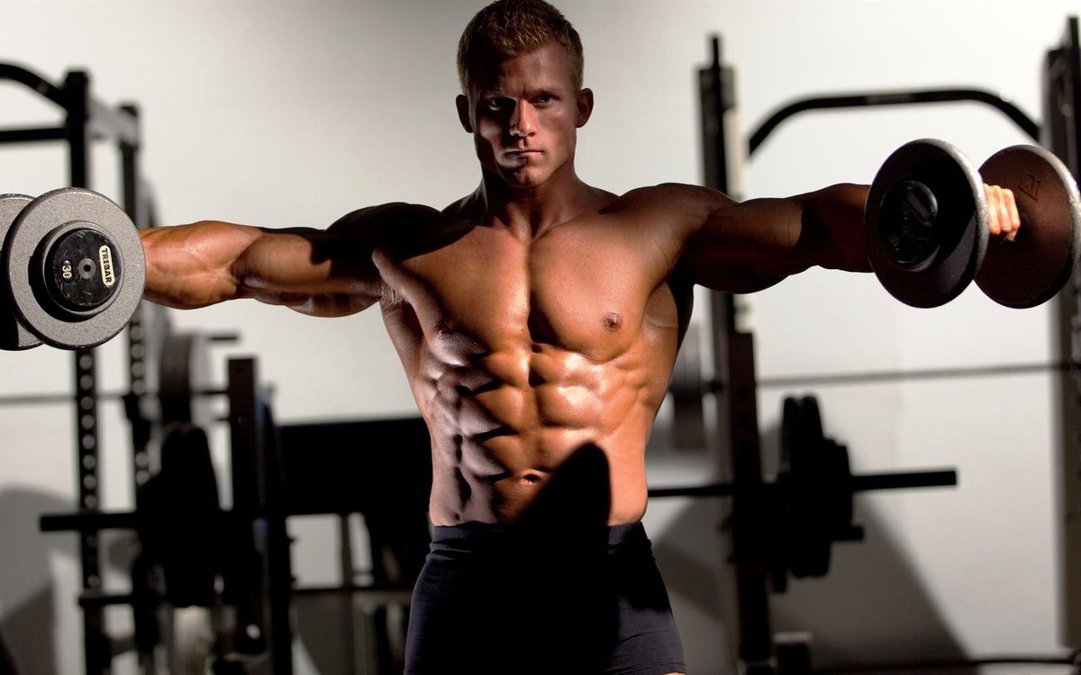 Стоит ли тренироваться. Тренировка в тренажерном зале. Спортсмены в тренажерном зале. Силовые тренировки в зале. Спортсмен с гантелями.