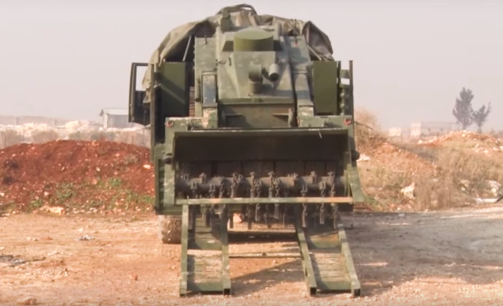 Уран-6 спускают с грузовика.