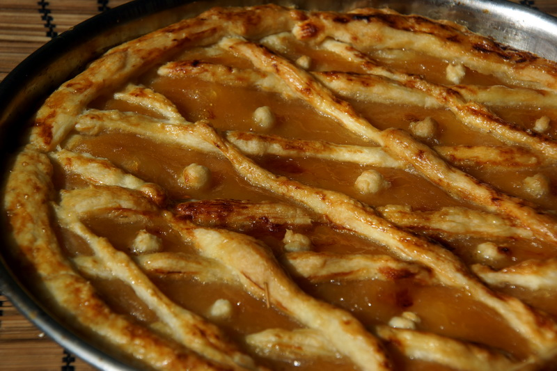 Ароматный пирог с яблочным пюре и кефиром