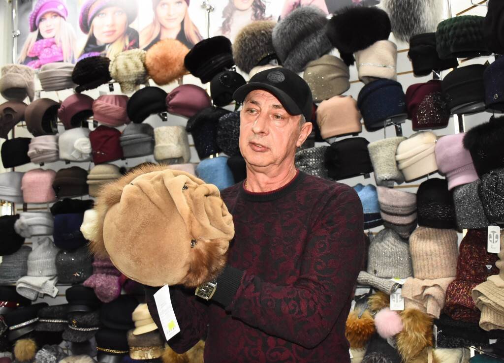 Глеб Гусенок убежден, что головной убор – это вещь имиджевая. Купив дорогую шубу или садясь в автомобиль бизнес-класса, стоит позаботиться о том, чтобы шапка оказалась в буквальном смысле по Сеньке.