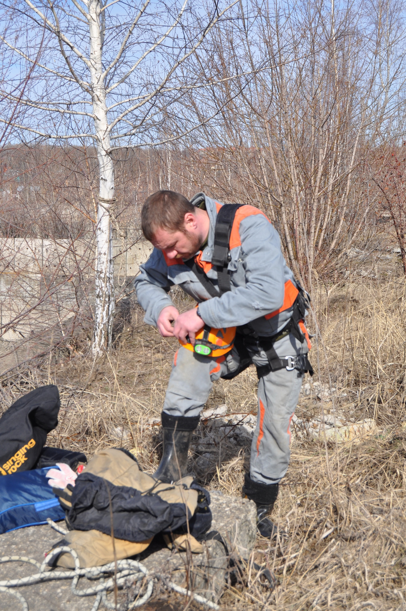 Страховка и фонарь. Внизу темно