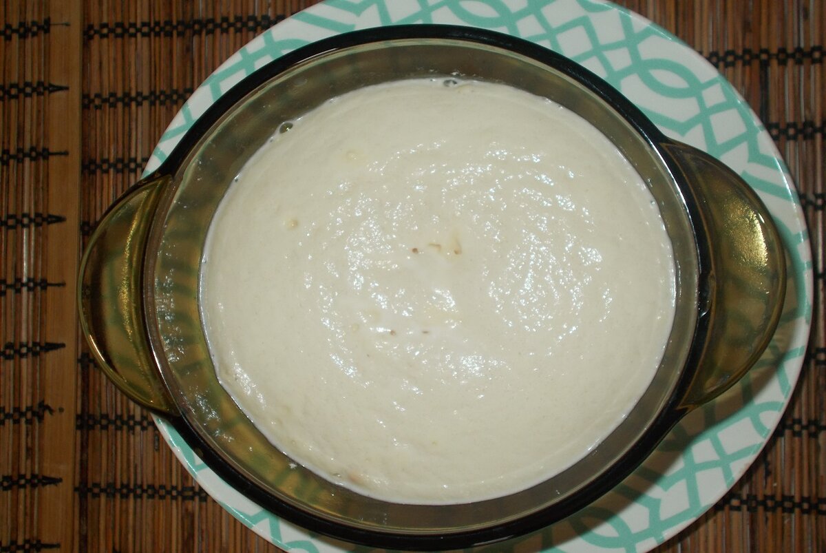 После смешивания ингредиентов в стеклянной ёмкости, она помещается в теплое место для ускорения превращения в требуемый продукт — опару