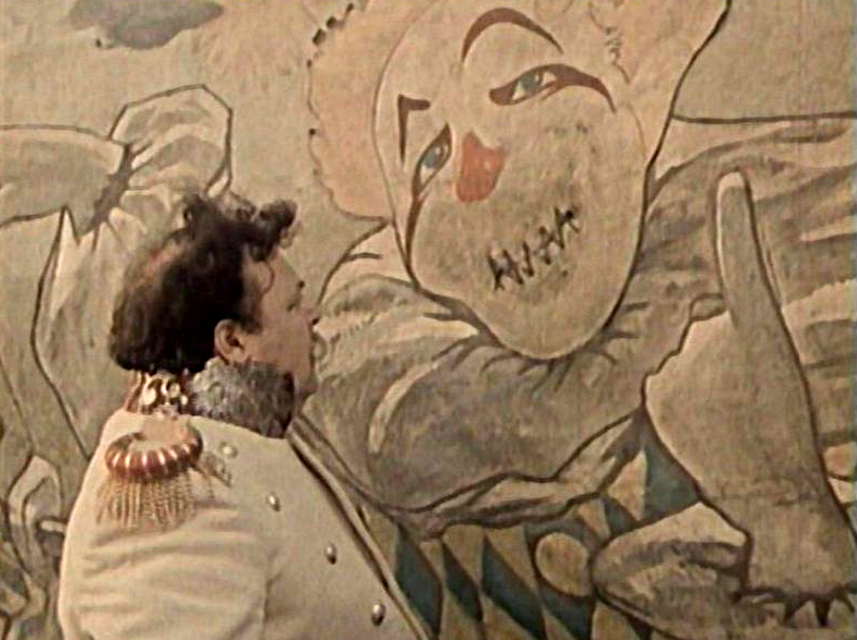 И когда король-узурпатор срывает наклеенную улыбку, он видит зашитый рот — прямиком из хоррора.  