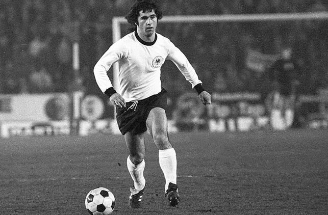 Герд Мюллер (1461 гол вместе с неофициальными матчами)