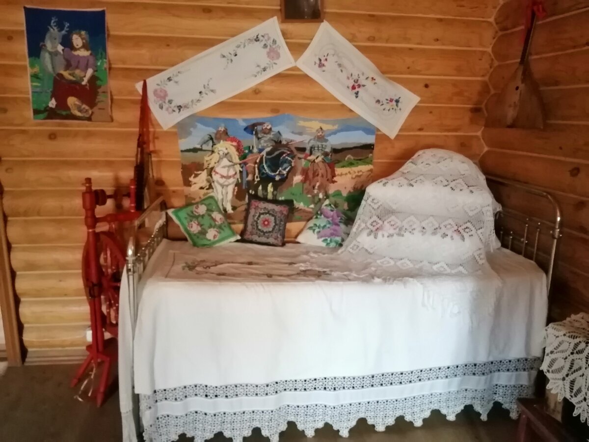 Три богатыря, балалайка, прялка - все, как в русских сказках