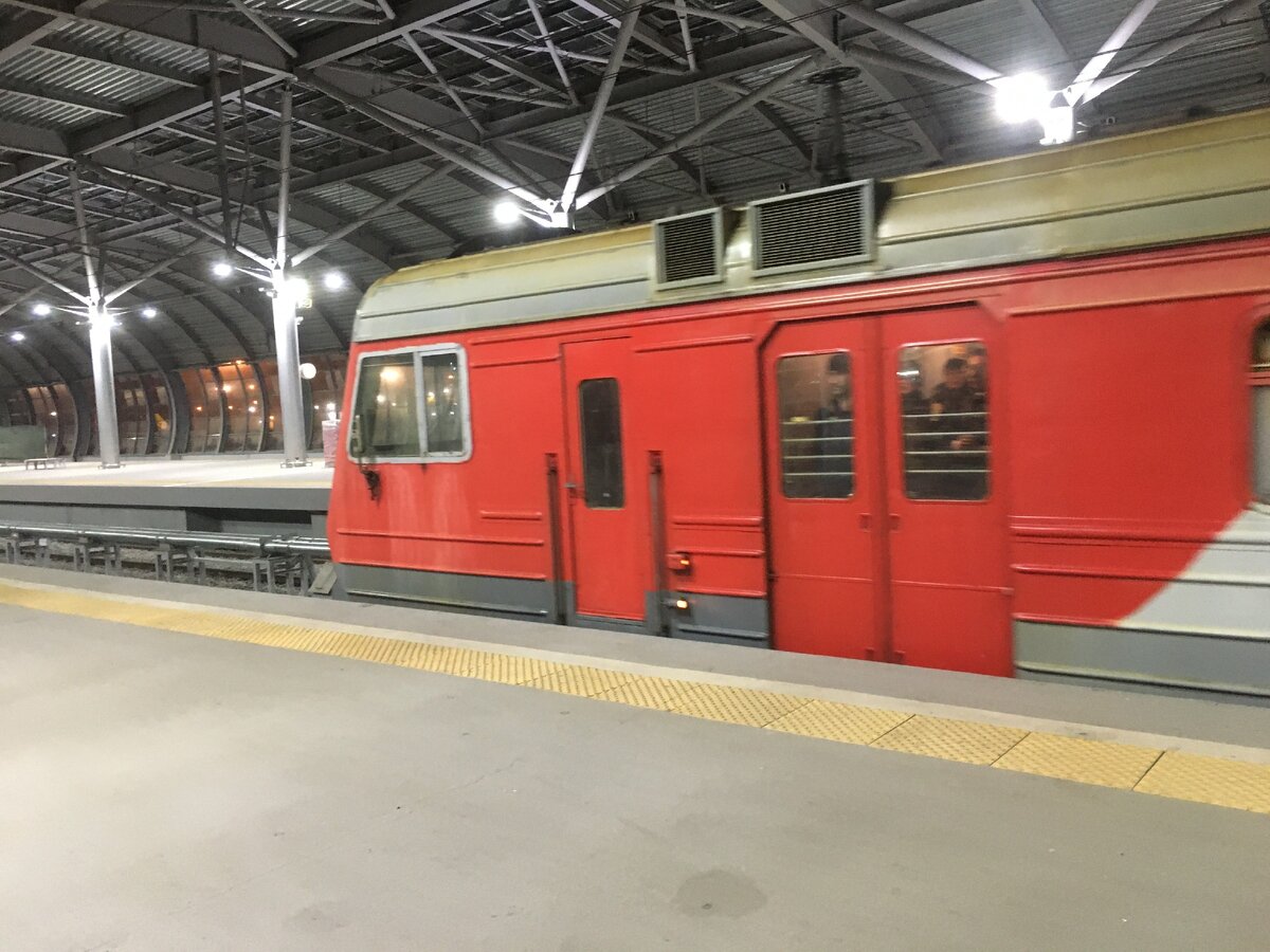 Электричка на платформе аэропорта Домодедово