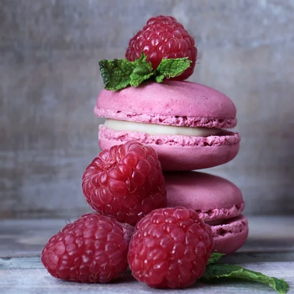 https://pixabay.com/photos/macarons-raspberries-pastries-2548827/
 