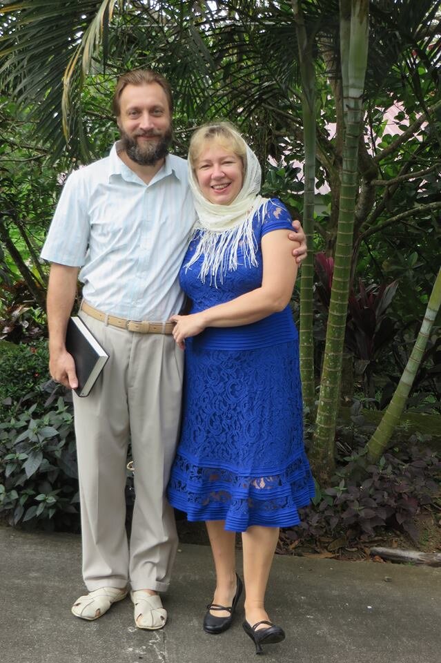 А еще хочу представить вам самую терпеливую и лучшую жену на свете - Елену Жиганкову. Как только мы поженились, она стала настоящей женой пастора. И продолжает ей оставаться, слава Богу, тридцать лет!