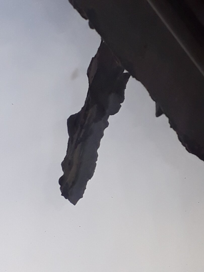 опасно висит кусок стены на арматуре