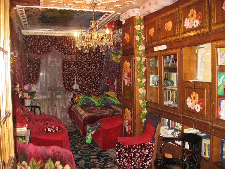 Не сразу понятно, кто тут живёт —  барон или бабушка? 