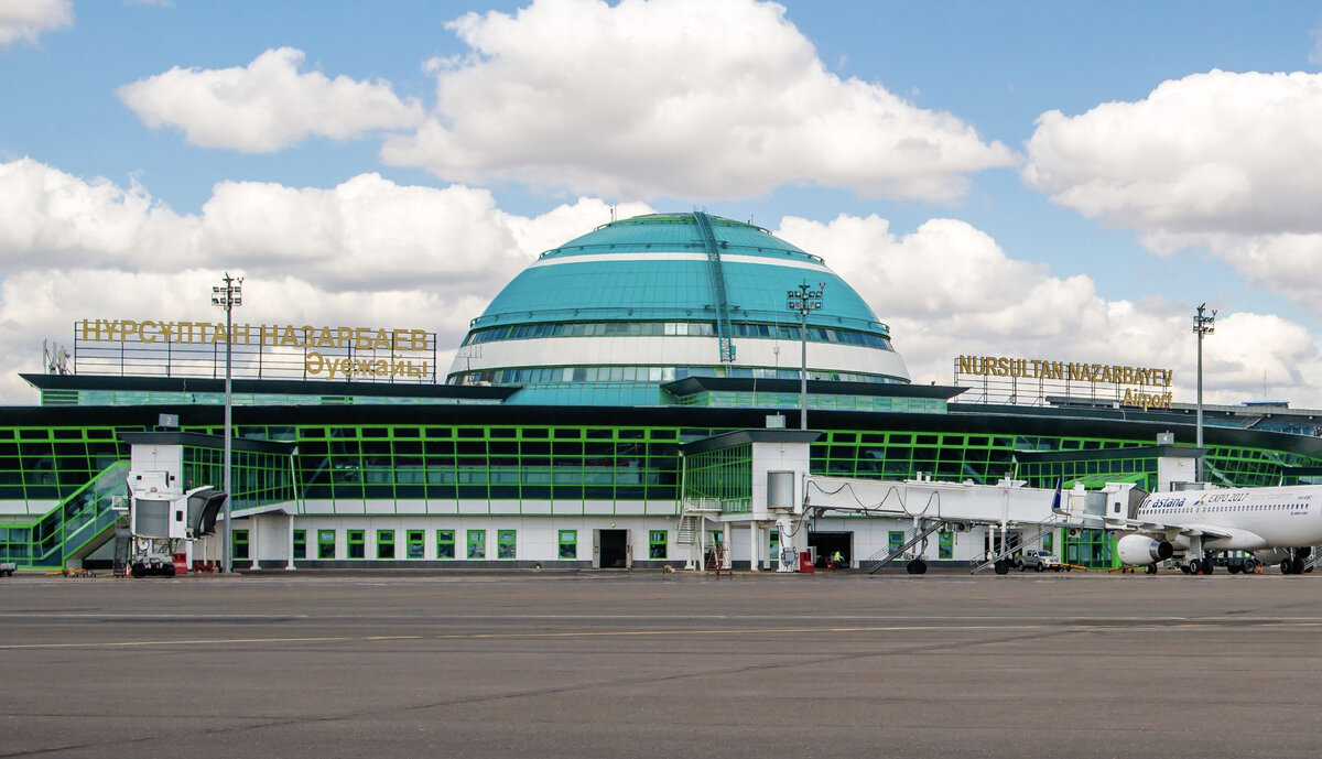 Аэропорт "Нурсултан Назарбаев" - слева название написано кириллицей, а справа - латиницей.
