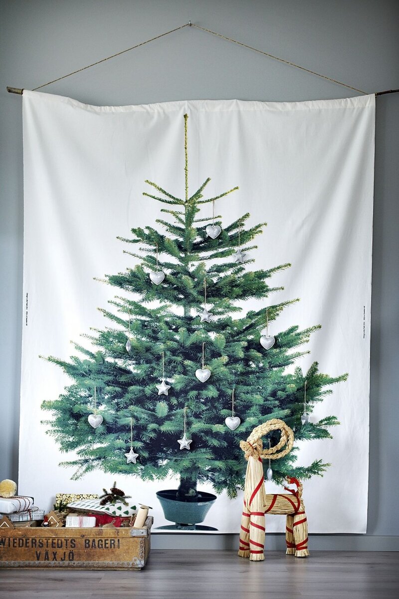 Купить декоративную елку на новый год в зелено-золотом декоре