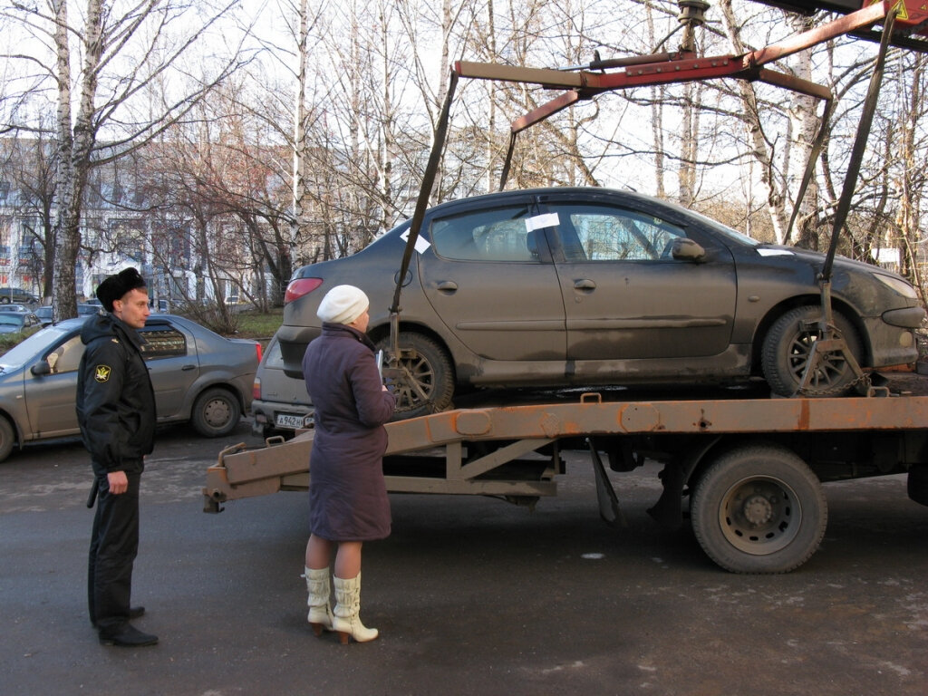 Приставы забрали машину. Арест автомобиля. Конфискация автомобиля. Арест автомобиля судебными приставами. Конфискация авто за долги.