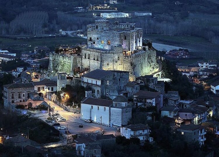 Замок Лиматола окружён лесами, в которых по легендам жили ведьмы.