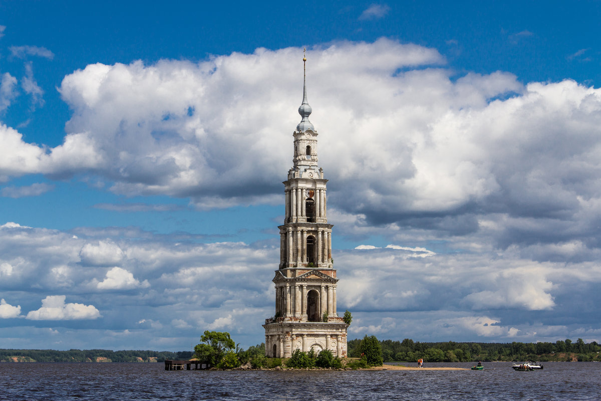 колокольня посреди водохранилища