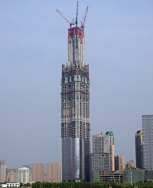 © Baycrest / Wikipedia user / CC-BY-SA-2.5 (строящийся Wuhan Greenland Center высотой 476 м) 